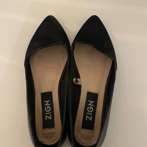 Svarta ballerinaskor - Snygga svarta ballerinaskor från Zign med spetsig tå och platt sula. 