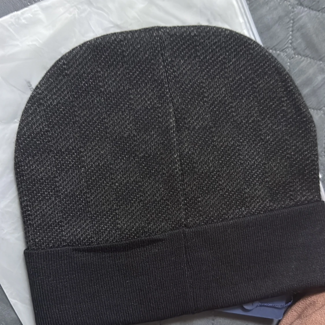 Svart märkes mössa  - 1