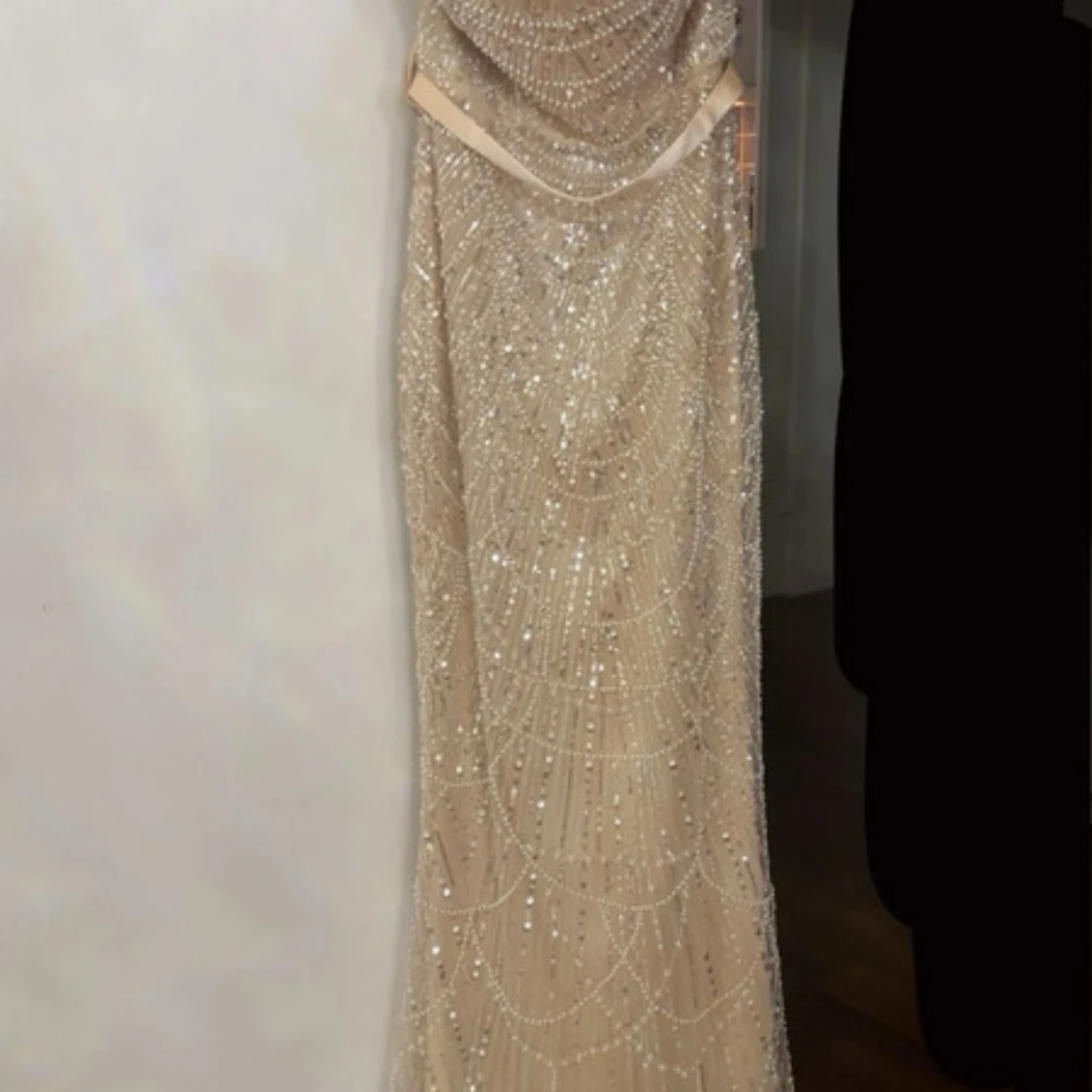 Champagnefärgad glittrig långklänning - 3