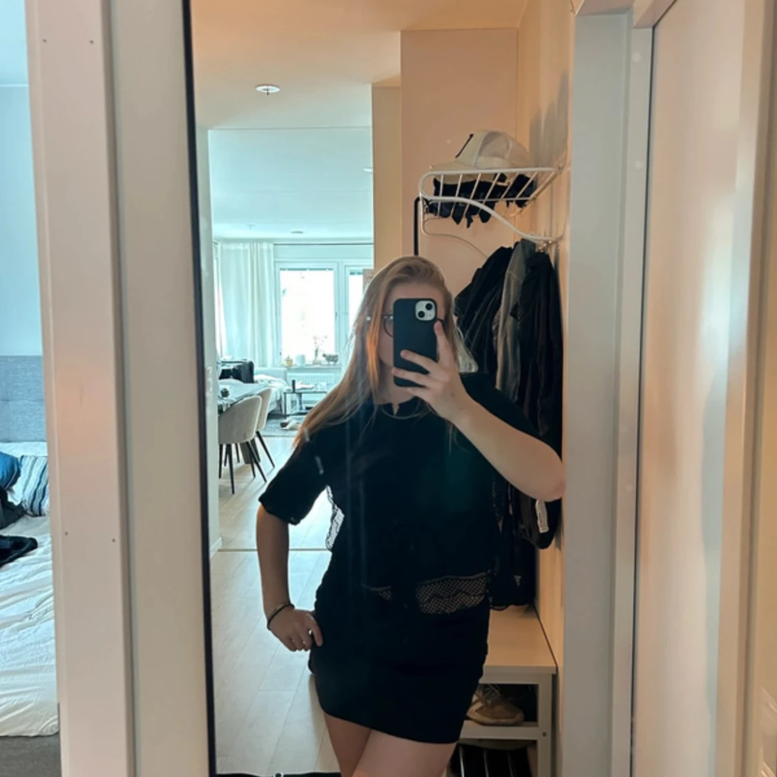 Svart kortärmad blus med spetsdetaljer - 1