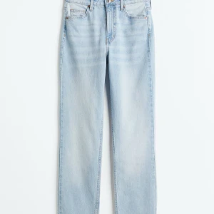 Ljusblå raka jeans - Säljer ett par ljusblå jeans med klassisk femficksdesign och raka ben. De är används endast 2 gånger och ser helt nya ut. Sitter som en smäck!!