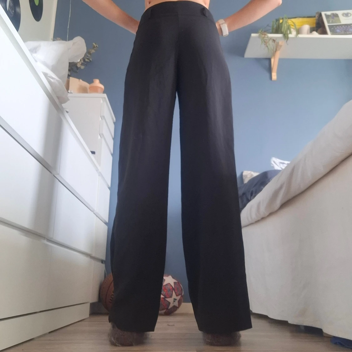 Svarta vida byxor från H&M, stl 34 - 1