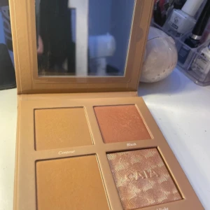 CAIA Face Palette Classy - Säljer en CAIA Face Palette i färgen Classy med bronzer, rouge och highlighter. Helt ny men öppnad.
