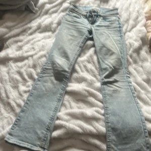 Ljusblå bootcut jeans från Perfect Jeans - Säljer ett par ljusblå jeans från Perfect Jeans i bootcut-modell. Jeansen har klassisk femficksdesign ganska använda men inget märke lite längst ner men inte mycket sitte perfekt jag e 158 