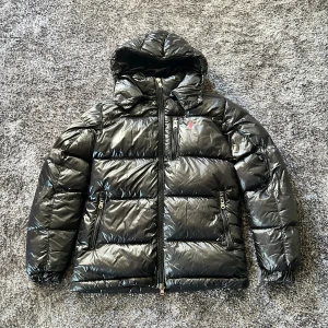 Dunjacka Ralph Lauren storlek S - Snygg svart pufferjacka från ralph lauren. Perfekt för kalla vinter dagar nypris ca 6000 jag har kvittot på den. Dragkedjan är lite svår att dra upp med den funkar fortfarande bra. Om ni vill ha fler bilder är det bara att skriva 