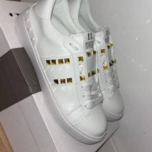 Valentino Rockstud vita sneakers - Säljer ett par valentino skor I storlek 37 med guld detaljer kolla in profil innan köp