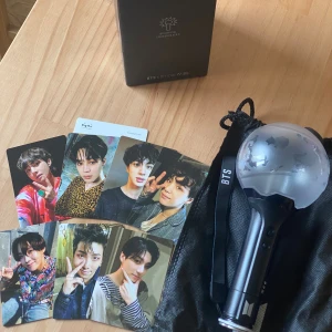 BTS Official Light Stick Ver.3 (Army Bomb) med 7 fotokort - BTS Official Light Stick Ver.3 (Army Bomb) i mycket fint skick, köptes på en av deras konserter där den endast använts 1 gång.  komplett med originalförpackning, förvaringspåse, handledsrem och 7 fotokort på alla medlemmar. Perfekt för konserter och samlare. Inga synliga defekter eller slitage.