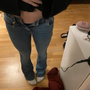 Blå bootcut jeans från 157 XXS - Snygga blå jeans från 157 i storlek XXS med full längd. Modellen har bootcut-ben och klassisk femficksdesign. Lågmidjade.(jag är 160) Säljer då de har blivit för småa.❣️