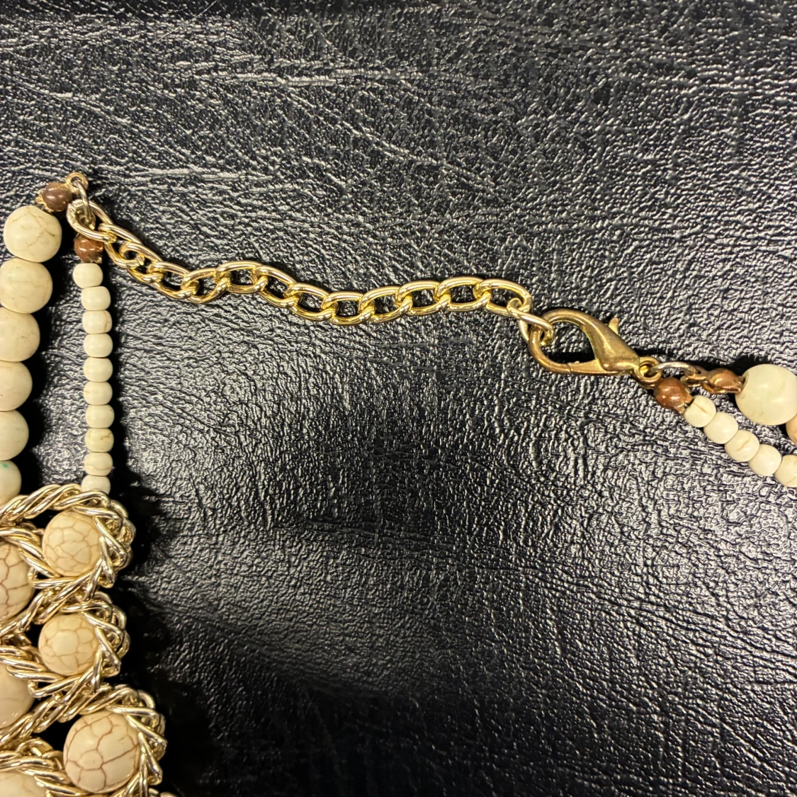 Statementhalsband från House of Elliot med pärlor - 3