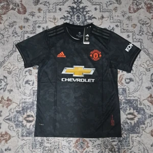 Manchester united 2019/20 tredjeställ  - Manchester united 2019/20 away kit med pogja nummer 6 där bak