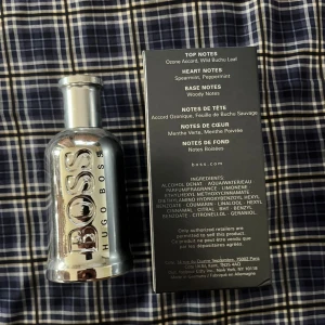 Hugo boss bottled United edt 100 ml helt ny - Fräsch parfym med ozoniska toppnoter, mynta i hjärtat och träiga basnoter. 100 ml. Helt ny