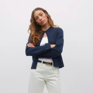 Mörkblå kofta från Gina Tricot - Säljer denna söta mötkblåa koftan från gina i storlek S! Stickat och mysigt material💗 Använd några gånger men har inga skador. OBS katt i hemmet! Säljer den då den inte används längre. Köpt för 359kr!