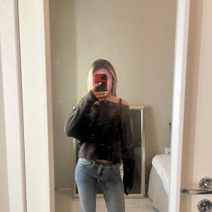 Brun unik stickad tröja från Brownie - Säljer en unik brun stickad tröja från en butik i Paris (Brownie). Köptes för en månad sen och har använts ca 2 gånger. Köptes för 799kr.