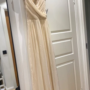 Långklänning - Superfin långklänning från Nelly i storlek 36 med prislappen kvar