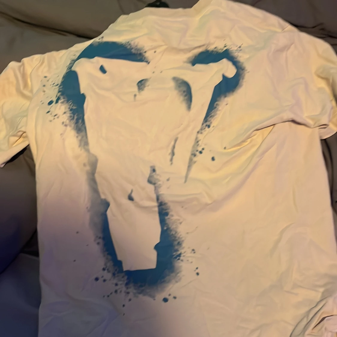 Vit VLONE t-shirt med blått tryck - 1