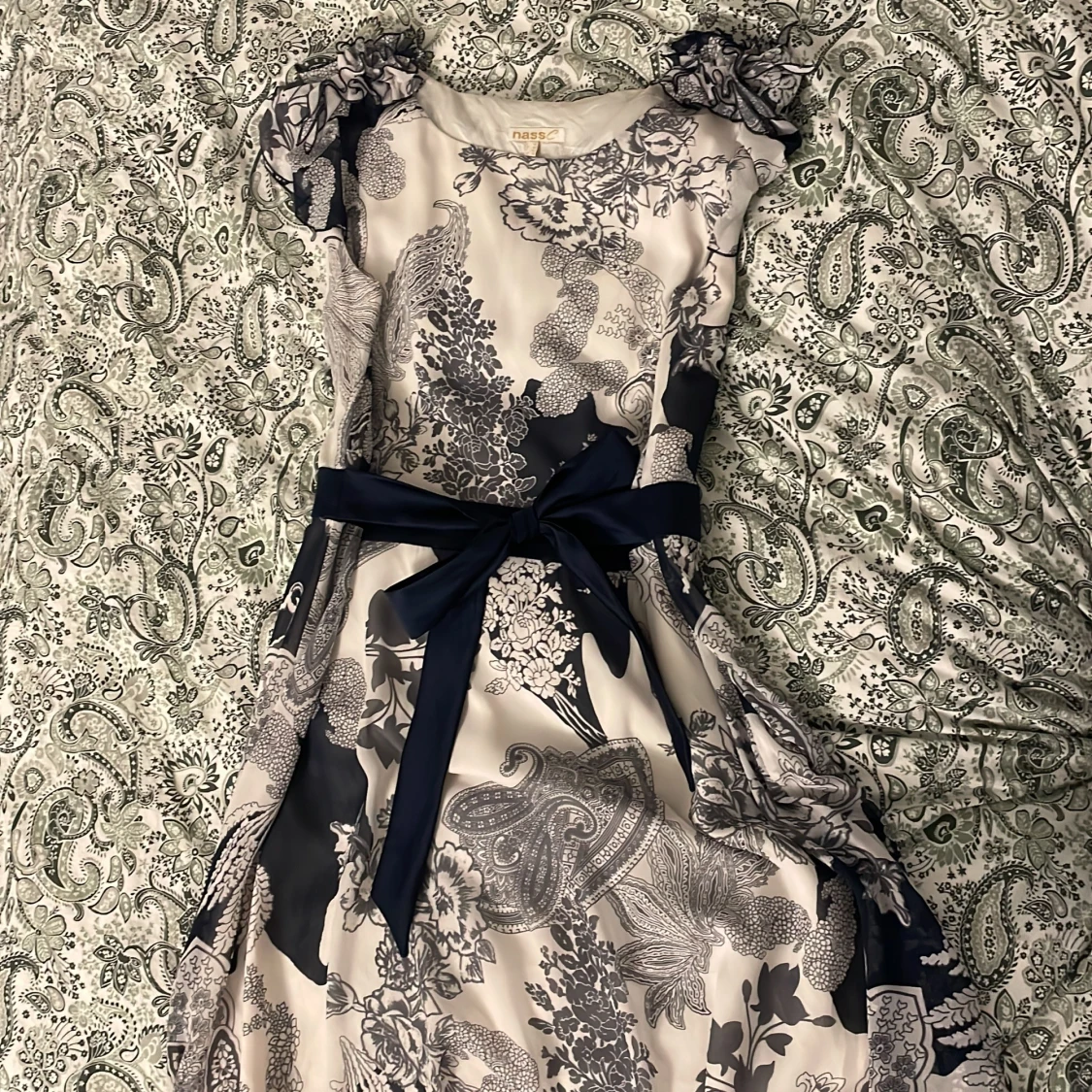 Blommig kortklänning med rosett från NassC