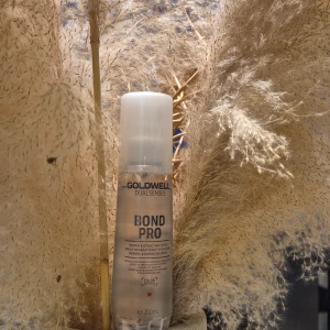 Goldwell Bond Pro spray 150ml - Goldwell Dualsenses Bond Pro Repair & Structure Spray i genomskinlig plastflaska med vit spraykork. Perfekt för att stärka och skydda håret, 150 ml. Snygg och stilren design, passar bra i badrumshyllan.