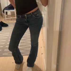 Zara blå bootcut jeans låg midja - Snygga blå jeans från zara med klassisk femficksdesign och låg midja. Modellen har bootcut-ben som ger en schysst siluett och är tillverkade i slitstarkt jeanstyg. Perfekt passform och cool vintagekänsla, passar till sneakers eller boots.