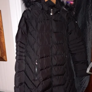 Ny oanvänd vinterjacka - Jag hjälper min kusin att sälja sin vinterjacka som hon köpte förra veckan. Den var för liten så därför säljer hon den. Jackan är Medium men är du en liten Large kan du också ha den.