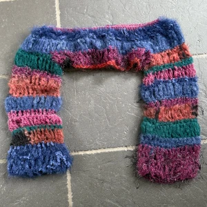 Stickad bolero - Unik croppad stickad tröja med vida ärmar i olika färger och garn. Flera av garnerna är merinoull, mohair och ylle. Perfekt för dig som vill sticka ut med en färgstark och kreativ look. Gjord av mig!