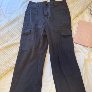 Grå cargopants från Zara, strl 40 - Säljer ett par grå cargopants från Zara i storlek 40. Använd ett fåtals gånger och i gott skick. Har en liten defekt vid fickorna, men det är inget som syns. (Kolla bilderna)