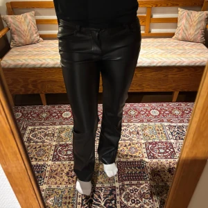 Raka skinnbyxor  - Super snygga skinnbyxor i mycket bra skick från BikBok💗