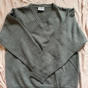 Grå v-ringad tröja Oscar Jacobson - Klassisk grå v-ringad tröja från Oscar Jacobson i mjuk merinoull. Tröjan har lång ärm, ribbade muddar och diskret broderad logga på ärmen. Tröjan passar XS-S i storlek. Har ett nypris på 1500 kr. I superfint skick.