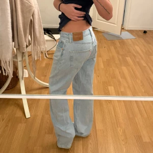 Ljusblåa levi’s jeans  - Jag är 163 och brukar ha xs💕Osäker på storleken men skulle säga mellan m och l