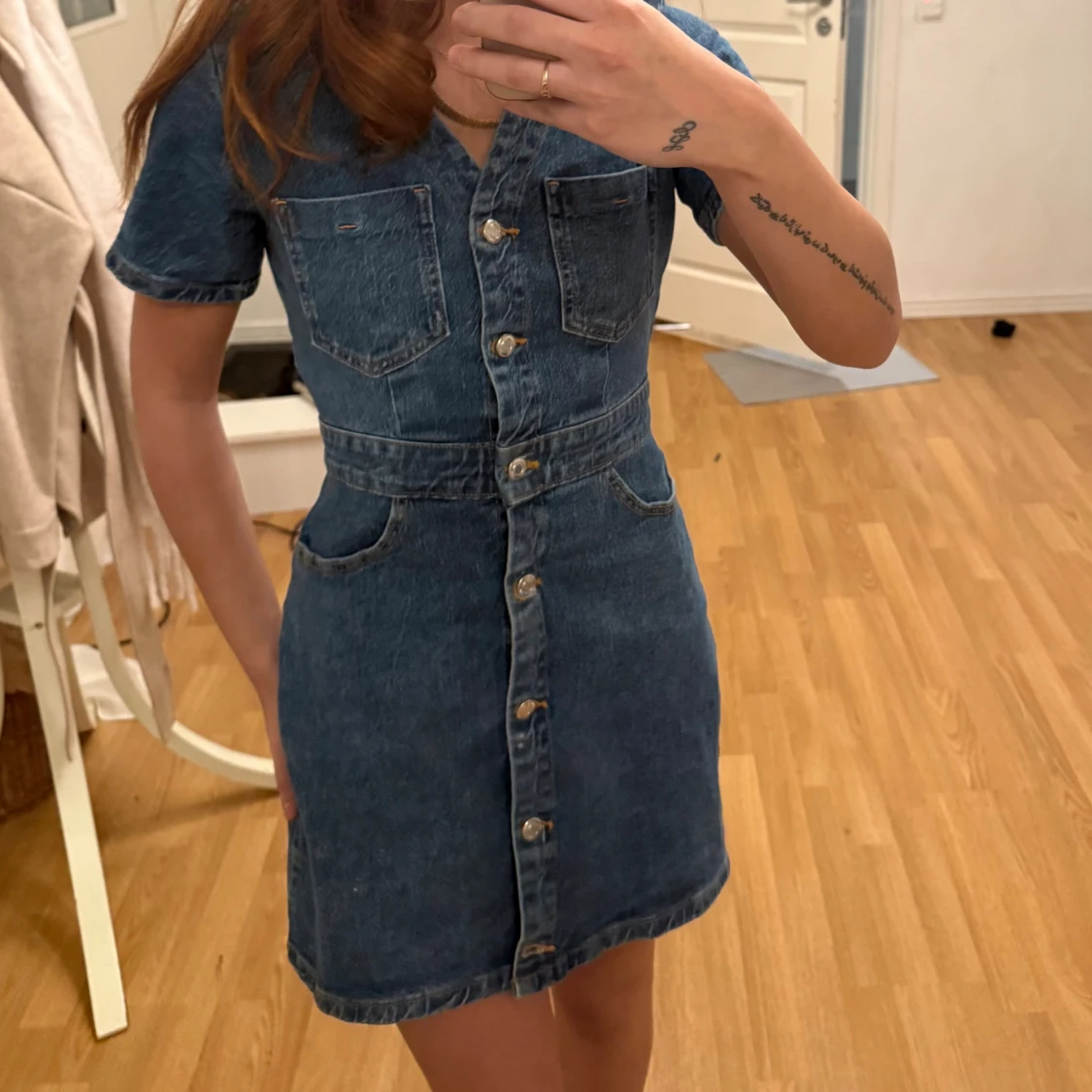 Kort jeansklänning med knappar - 2