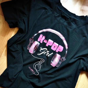 Svart T-shirt med K-Pop motiv! - Svart T-shirt med K-Pop motiv framtill i storlek M. Ny och oanvänd.