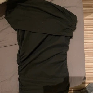 Off shoulder tröja - En jätte fin tröja som är helt ny och oanvänd! (Passformen: Ena axeln är offshoulder, inte båda)