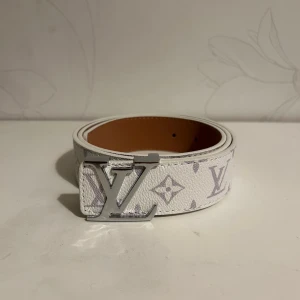 L Bälte Vit - Helt nya & högkvalitativa bälten till låga priser! Välj bland olika märken, mönster och färger. Vi fraktar din order så snabbt som möjligt och vi ser till att ditt paket är säkert packat under frakt 🚚 