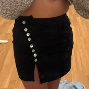 Svart mini kjol från zara - Säljer min kjol från zara med knappar och slits (smutsig spegel)