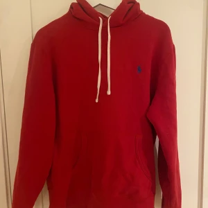 Ralph luaren  - Säljer denna röda Ralph luaren tröja i färgen röd och storlek m skriv gärna vid frågor 👏👏👏👏