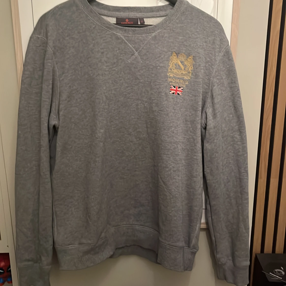 Grå sweatshirt Morris, storlek M men passar S 