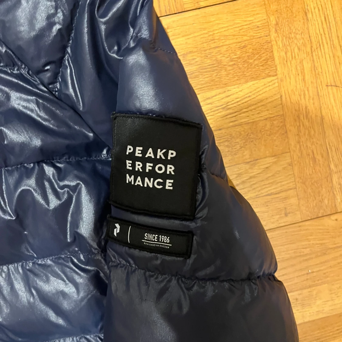 Mörkblå Peak Performance dunjacka - 2