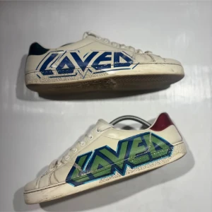 Gucci skor  - Hej! Säljer nu mina skor från märket Gucci , storlek 43.5 bra skick, allt på bilden ingår. Tveka inte på att höra av dig om du har frågor eller funderingar kring skorna! 