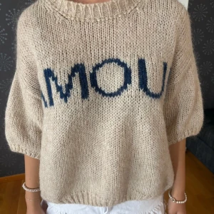Stickad tröja Amour - Så snygg beige stickad tröja med texten ”Amour” i blått😍😍