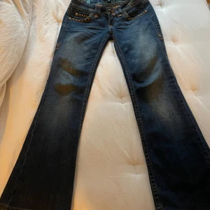 Lågmidjade bootcut jeans - Ett par super fina lågmidjade bootcut jeans!💕  Storlek: w25/Xs/Xxs (passar på någon som är 160 cm eller kortare)                                                                                Jag är 158cm                                                                    Bilder på passformen finns, bara skriv!                        Väldigt lite använda och är köpta från vintage butik.