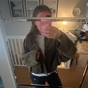 Olivgrön bomberjacka från Zara  - Superfin populär jacka från Zara 