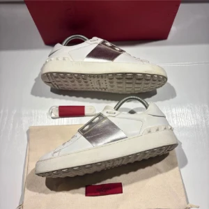 Valentino Open Skor - Hej! Säljer nu mina skor från märket Valentino, storlek 37.5 bra skick, allt på bilden ingår. givetvis äkta. Tveka inte på att höra av dig om du har frågor eller funderingar kring skorna! 