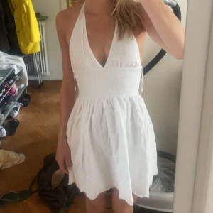 Vit klänning  - Vit klänning från Zara, knappt använd! 