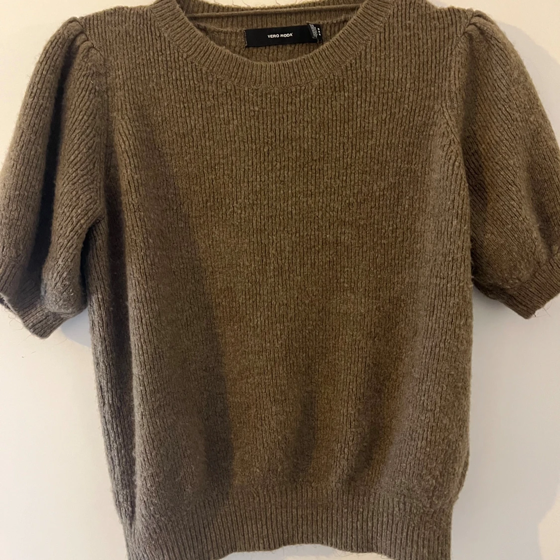 Brun stickad tshirt med puffärm - 1