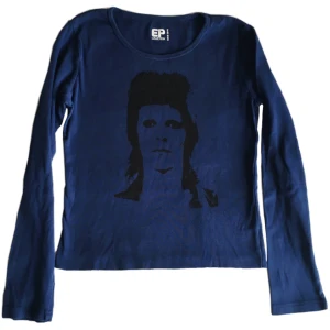 David Bowie långärmad t-shirt/ topp/ band t-shirt/ tröja med tryck - Mörkblå långärmad topp med svart David Bowie tryck! (Strecken över trycket är bara att tröjan varit vikt)