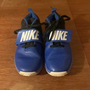 Blå Nike sneakers med snörning och kardborreopi  - Snygga inomhusskor/basketskor i strl 38.5