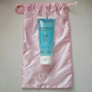 Elementre Cleansing Gel 75ml - Elementre Cleansing Gel är en mild rengöringsgel som innehåller 3.5% glycerin, allantoin och vattenlilja. Den är lämplig för alla hudtyper och hjälper till att lugna och återfukta huden. Innehåller 75 ml.  Ors pris 279kr