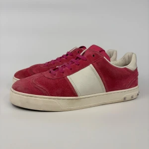 Valentino ”Flycrew” sneakers - 🌟Strlk: EU 39 - Skick: 8/10 (alla spikar kvar) - Perfekt till vardagen men även festligare tillfällen! - Priset är diskuterbart! - Kontakta oss vid minsta fundering! - Nypris: 6999:-, vårt pris: 2599:- 🌟