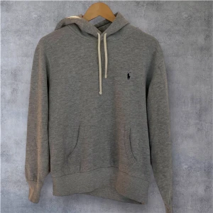 Ralph Lauren Hoodie  - Hej! Säljer min gråa Ralph Lauren Hoodie. Den är i utmärkt skick och är i storlek Small. Nypris ligger på omkring 2300 kr. Perfekt nu till hösten och vintern! Självklart äkta med QR kod. Hör av dig om du undrar något! Pris kan diskuteras. 