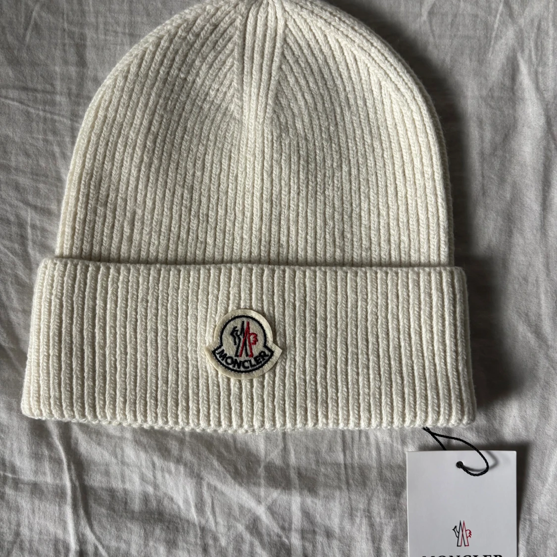 Vit ribbad Moncler mössa