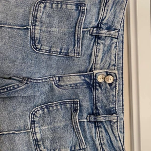 pleated flare jeans - Aldrig använt 